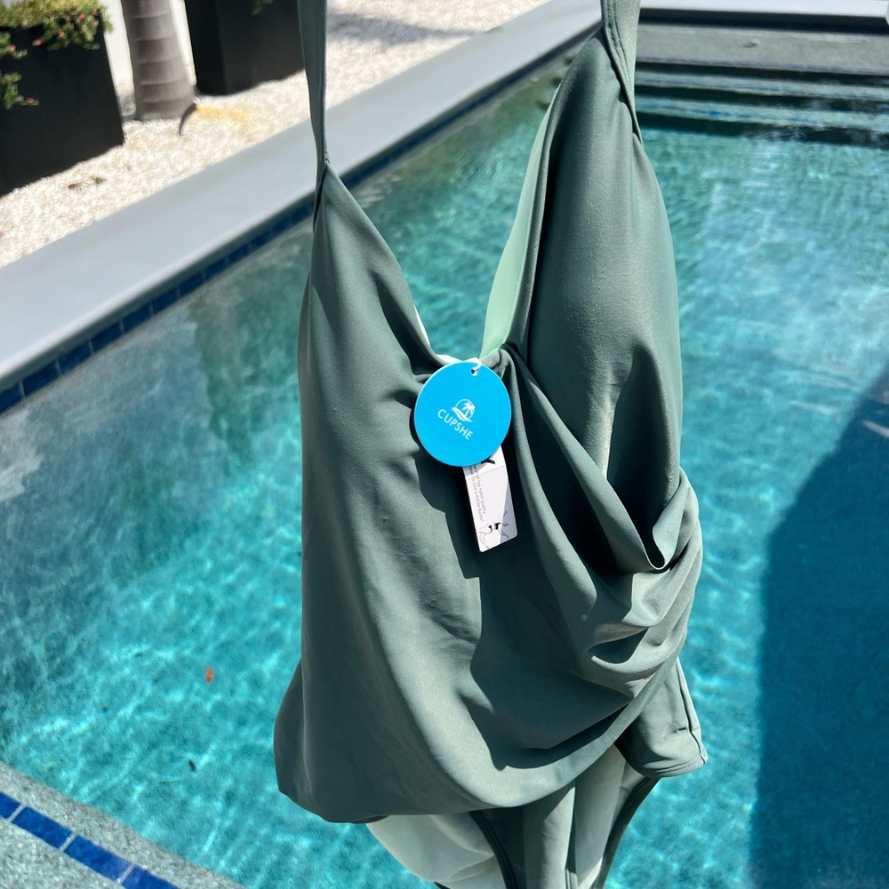 Elegant Jade Green One-Piece Swimsuit - Picture 4 of 4
